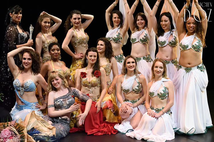 Melanie-cours-danse-orientale-35-presentation Danseuse et professeur de danse orientale accompagnés d'autres danseuses habillées en tenue de spectacle