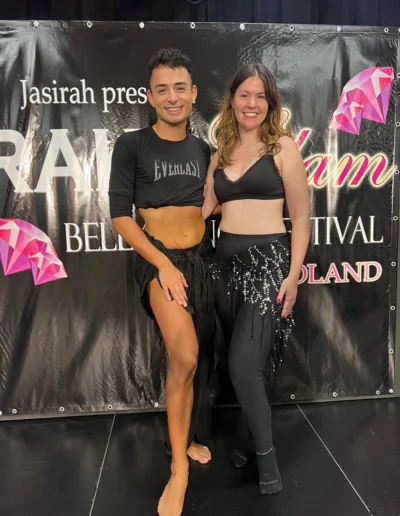 Mélanie, danseuse et professeur de danse orientale dans le 35 accompagnée de David Abraham