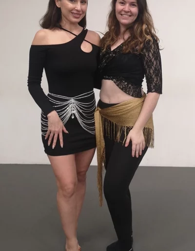 Mélanie, danseuse et professeur de danse orientale dans le 35 accompagnée de Anastasia Biserova