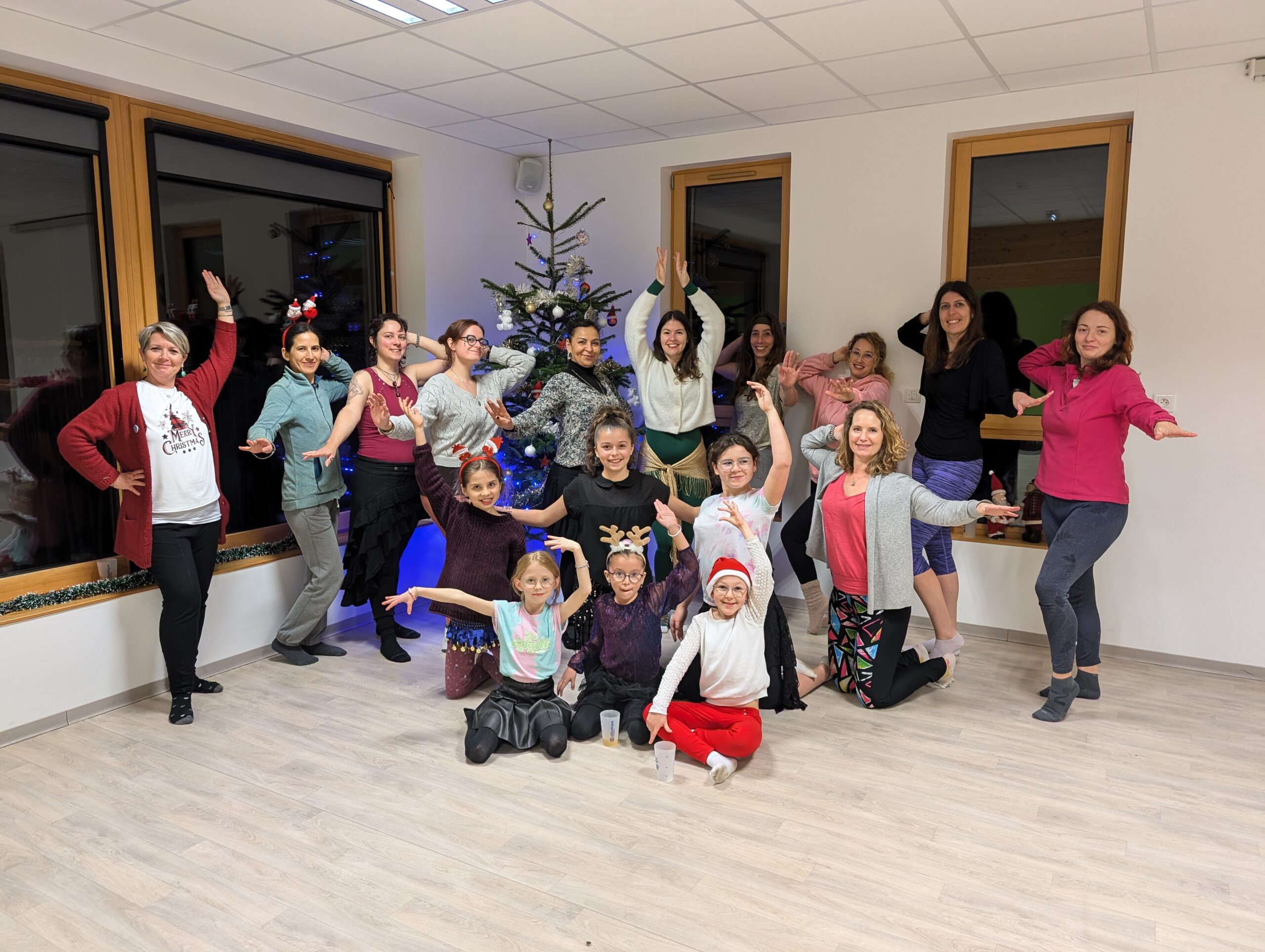 PXL_20241217_184520044 Cours de danse orientale en présentiel avec la professeur Mélanie et ses 4 élèves femmes en plein mouvement de levée de bras