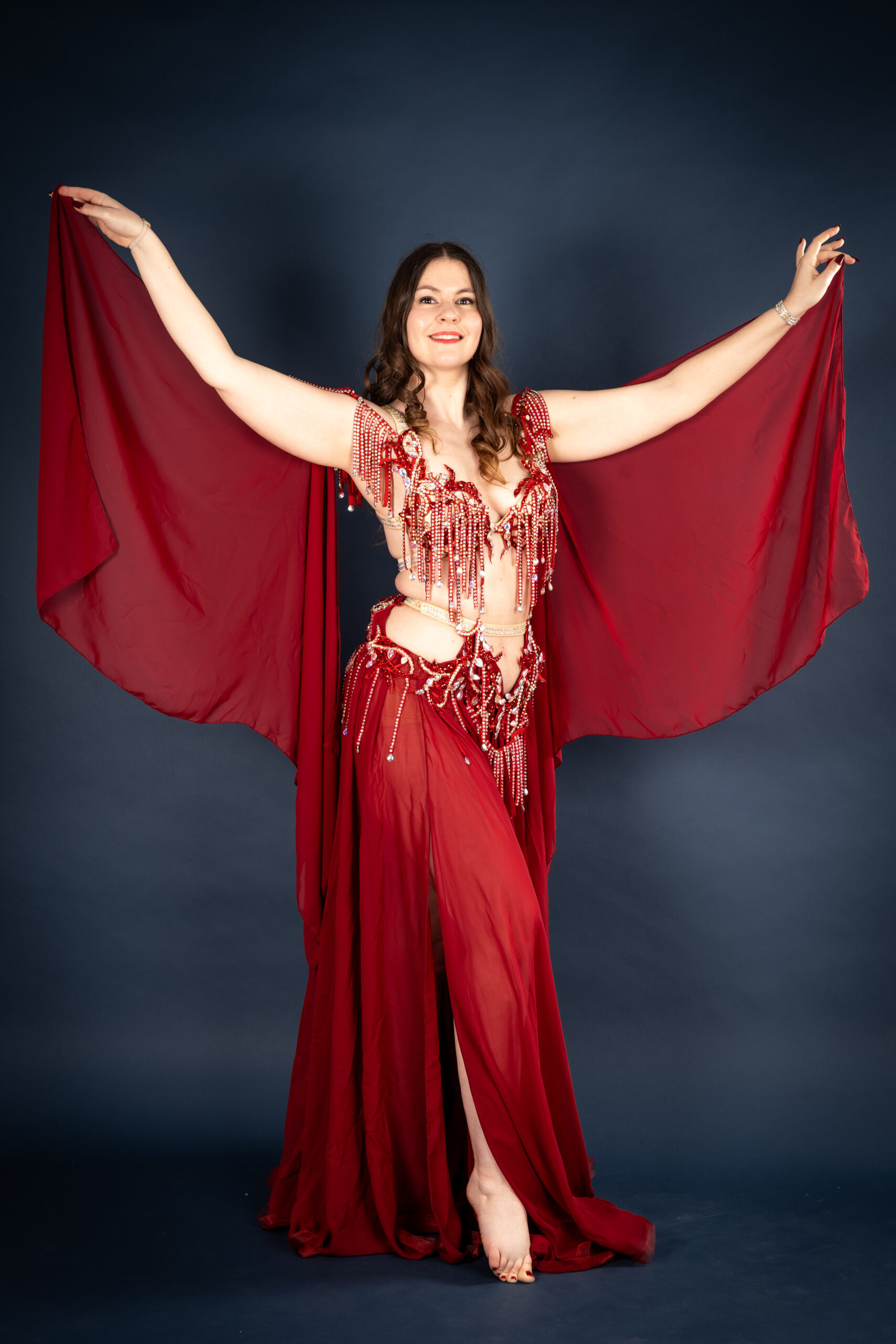Rosalmées Ladys (245) Reserver un cours de danse orientale avec Mélanie, danseuse et professeur de danse, souriante et gracieuse en tenue de spectacle blanche et strass vert