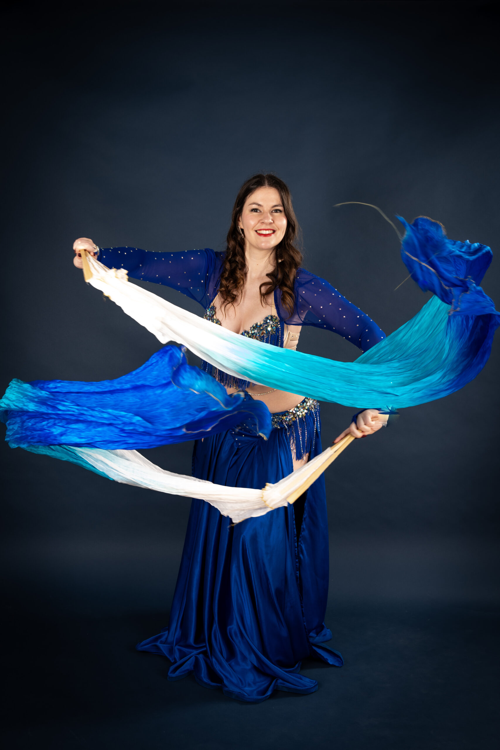Rosalmées Ladys (330) Cours de danse orientale avec la danseuse et professeur de danse Mélanie en tenue de scène en velour et strass argent